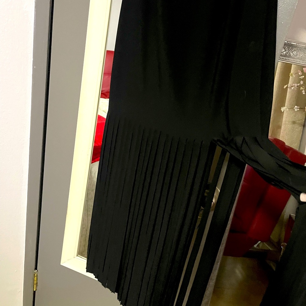 Very elegant black evning dress color black size 12 it has all the tags on it